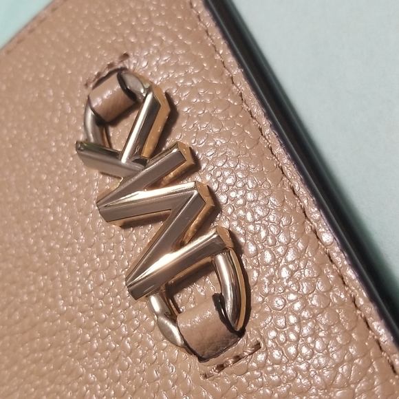 Michael Kors Izzy Small Leather ID Billfold Wallet - Picture 4 of 9